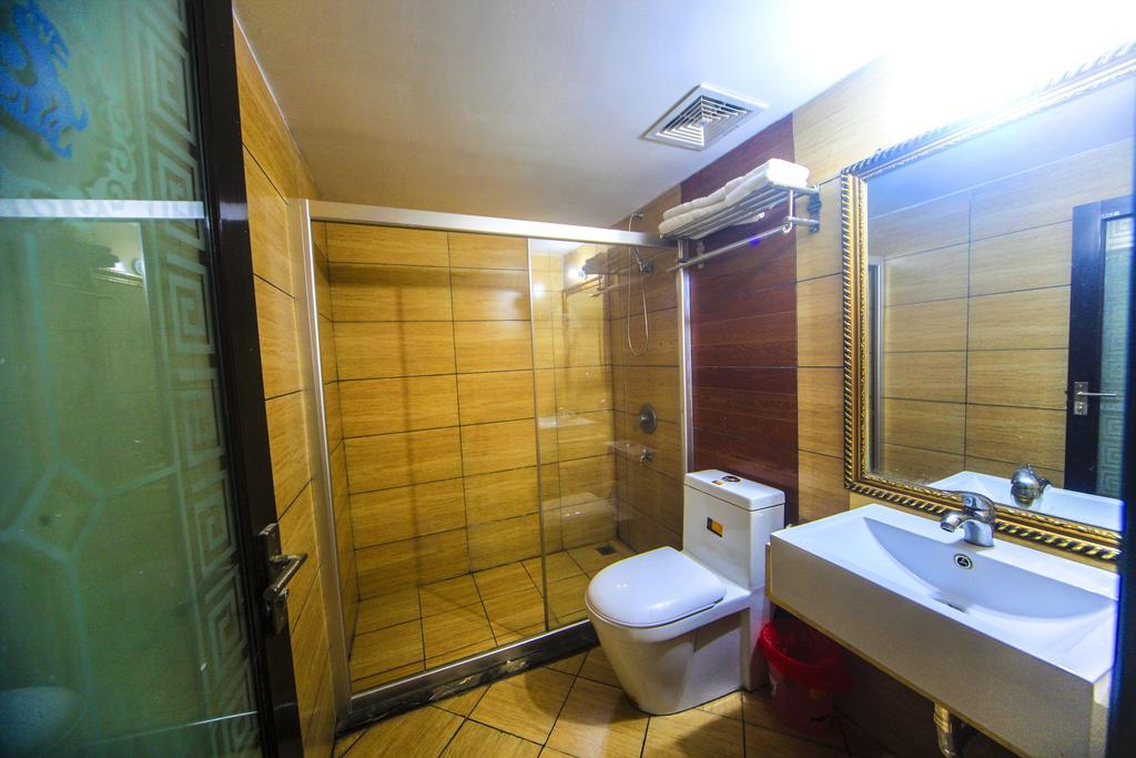Fawlty Towers Hotel Яншуо Номер фото