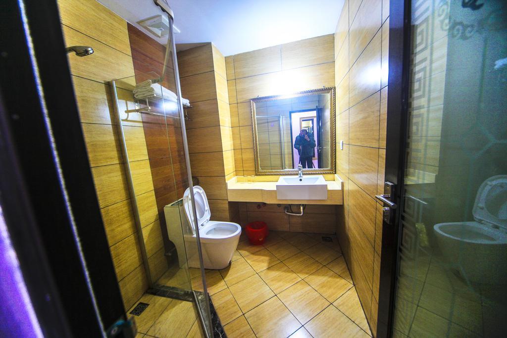 Fawlty Towers Hotel Яншуо Номер фото