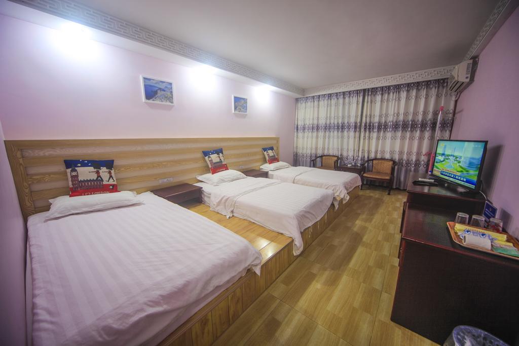 Fawlty Towers Hotel Яншуо Номер фото